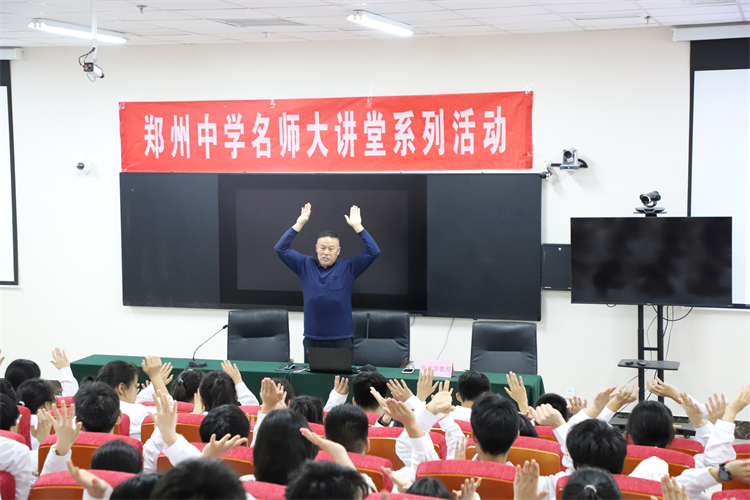 图片四：学生们跟着教授做动作.JPG