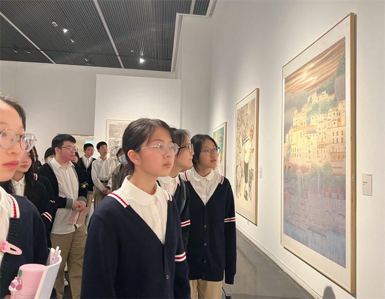 配图2：参观学子驻足观看展品.jpg