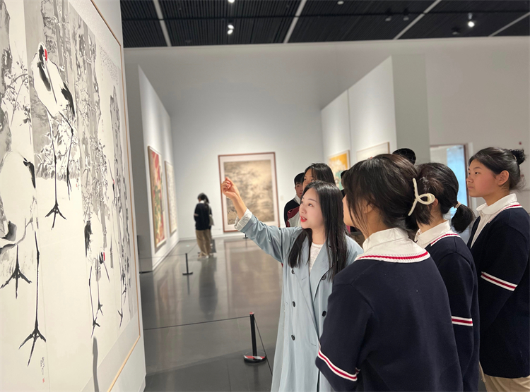 配图3：郑州中学高中部美术组组长程燕艳老师为学生讲解作品.jpg