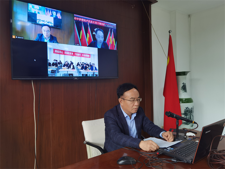 图片2：郑州中学党委副书记李文增介绍郑州中学的办学特色.jpg