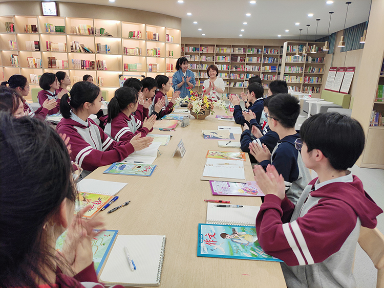 图片1：读书分享会在图书馆召开，欢迎嘉宾.jpg