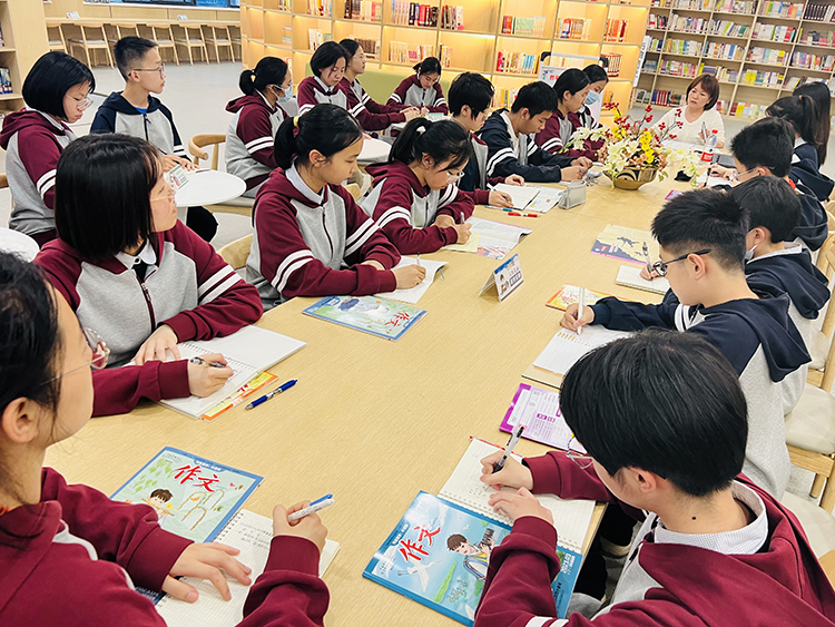 图片2：学生认真倾听，奋笔疾书.jpg
