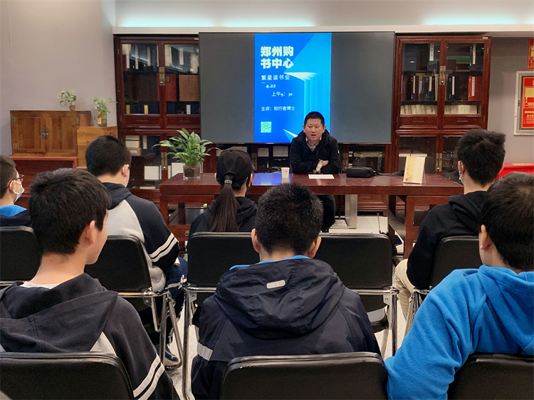 图片1：读书会现场，学生认真倾听.jpg