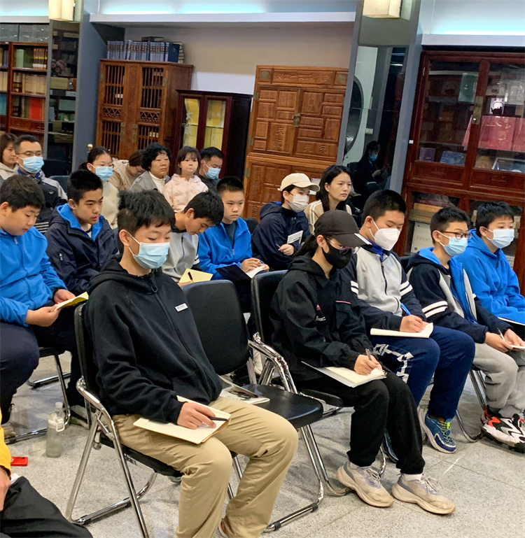 图片2：学生和家长将所听，所感认真的记录下来.jpg