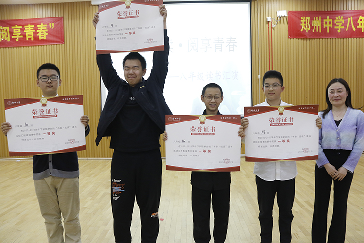 图片7：郑州中学副校长韩颖颁奖.jpg