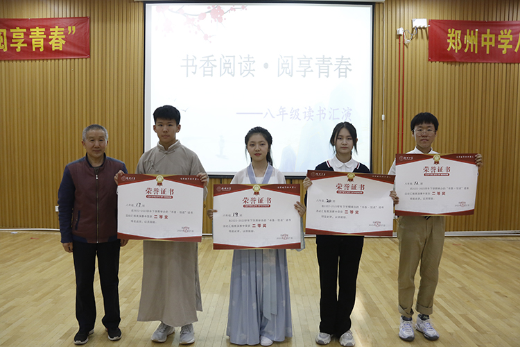 图片8：八年级段长张兆海颁奖.jpg