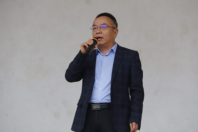 图1：郑州中学党委副书记李文增宣布“问道大河”综合实践活动启动.jpg