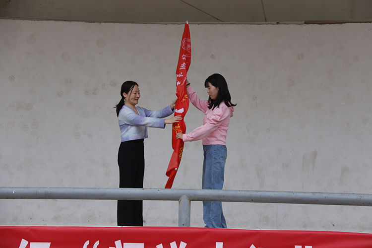 图4：郑州中学副校长韩颖为“问道大河”活动授旗.jpg