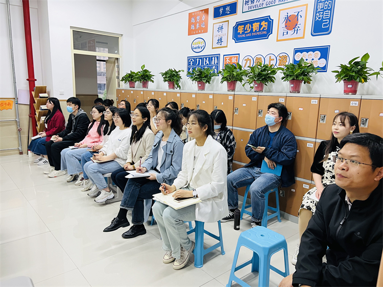 图片一 所有班主任观摩班会.jpg
