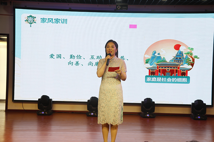 图片3：郑州中学初中部协同育人中心负责人王晓琪老师主持活动 .jpg