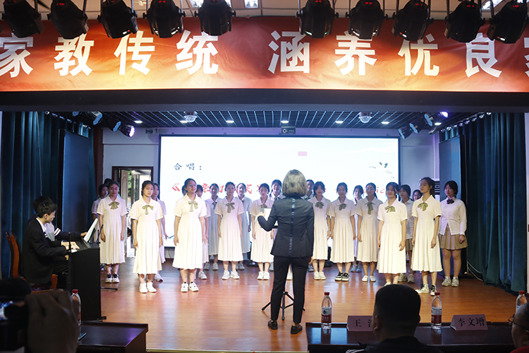 图片4：合唱《母亲的微笑》 .JPG