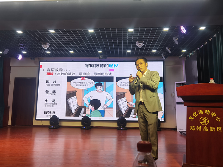 图片6：郑州中学优秀班主任刘秀华老师做宣讲.jpg