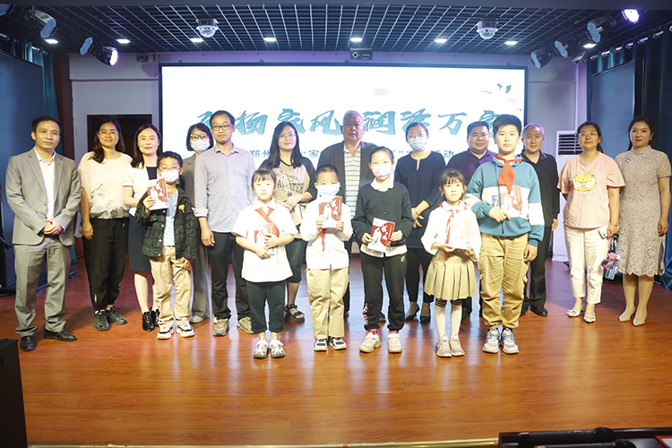 图片8：部分观众与郑州中学老师合影留念 .JPG