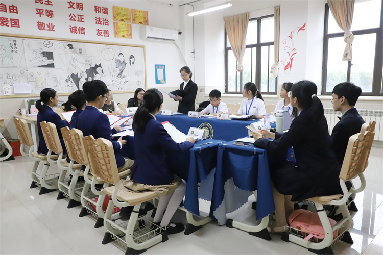 图片2：激烈的辩论赛现场.JPG