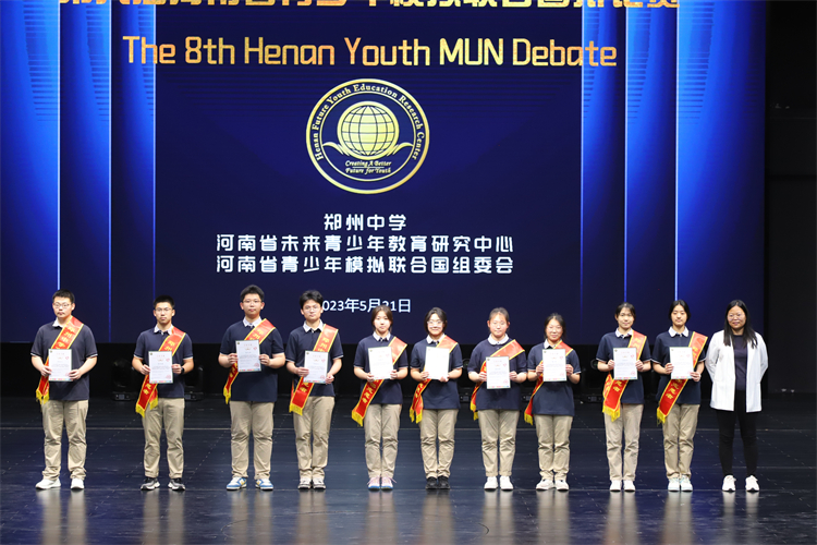 图片5：为郑州中学优秀志愿者颁奖.JPG