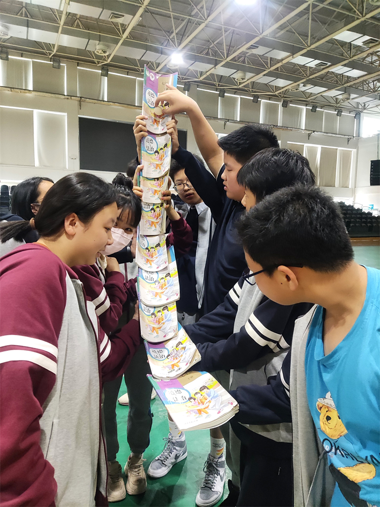 图片5：同学们积极进行挑战.jpg
