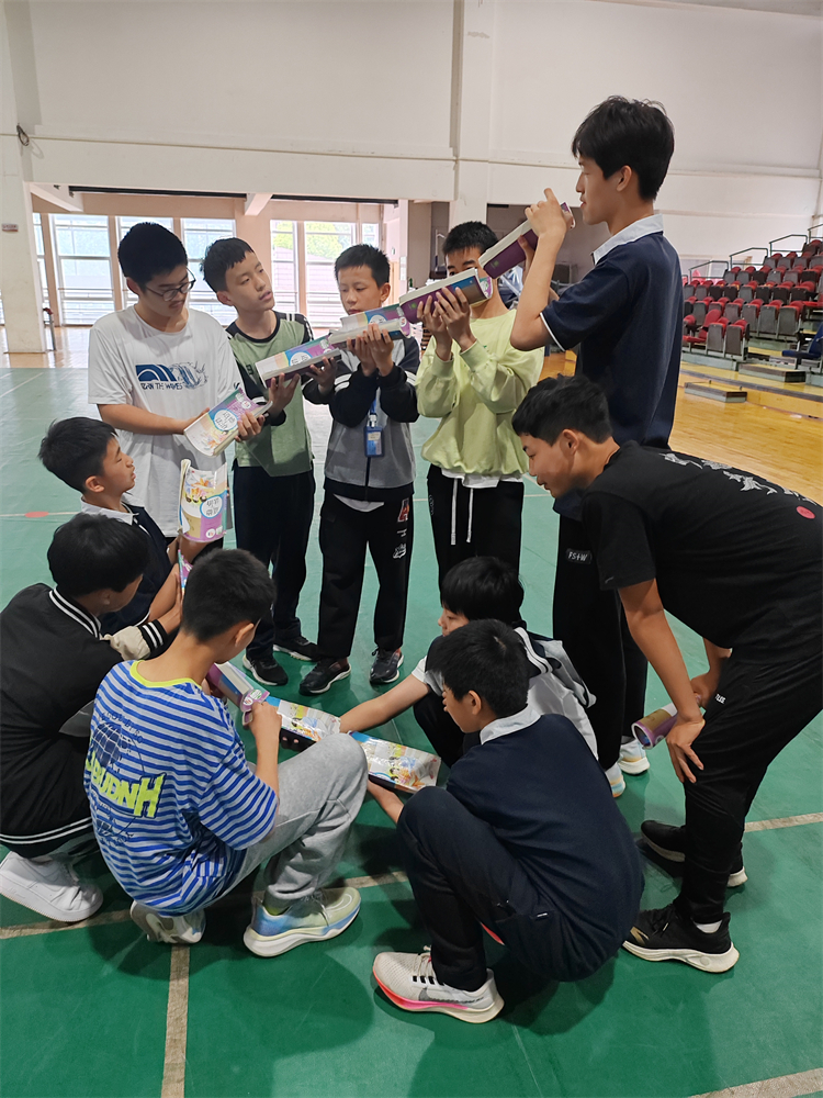 图片6：同学们摆出的花样造型.jpg