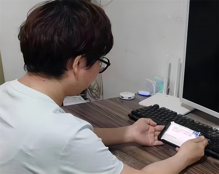 图片13：学校老师认真听课学习.png