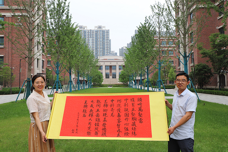 图一  高二年级赠对联一副.JPG