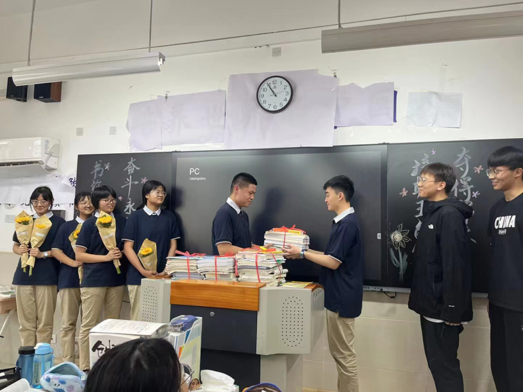 图二   赠书活动进行时.jpg