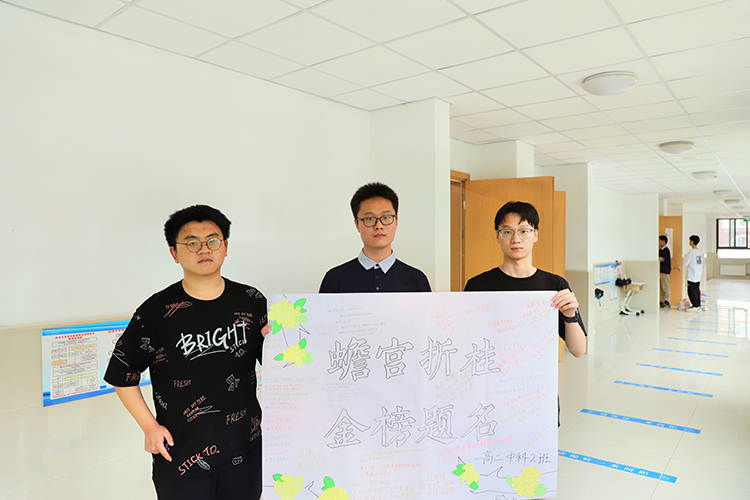 图七 学长展示手绘礼物.jpg