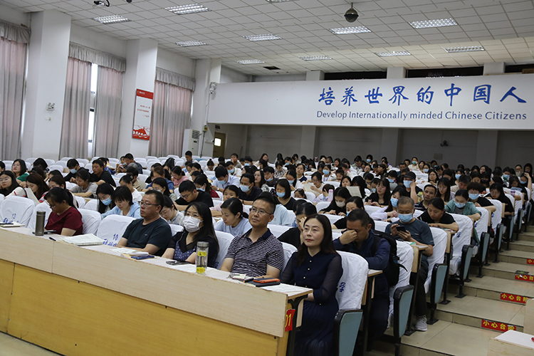 初中部全体教师认真学习.JPG