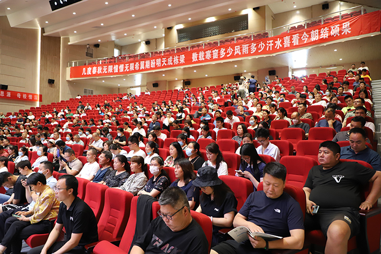 图片3：考生及家长认真聆听.JPG