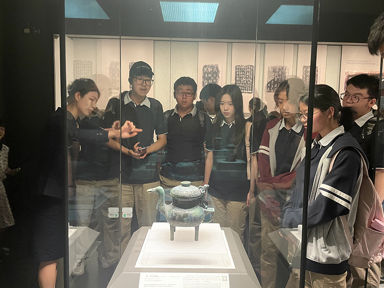 图片3：学生认真聆听讲解.jpg