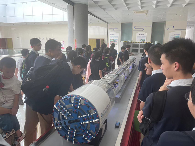 图2学生参观10：1土压平衡盾构机模型.jpg