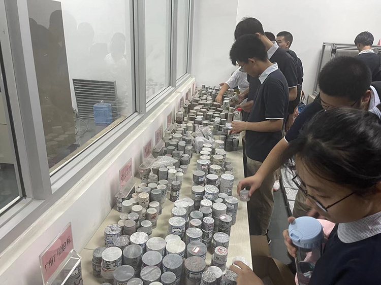 图4学生参观质检车间.jpg