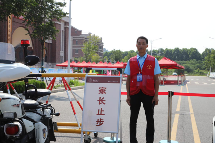 1_树新风助力清廉校园，暖心扉护航中招考试——郑州中学第一党总支中考期间开展党员志愿服务活动367.png