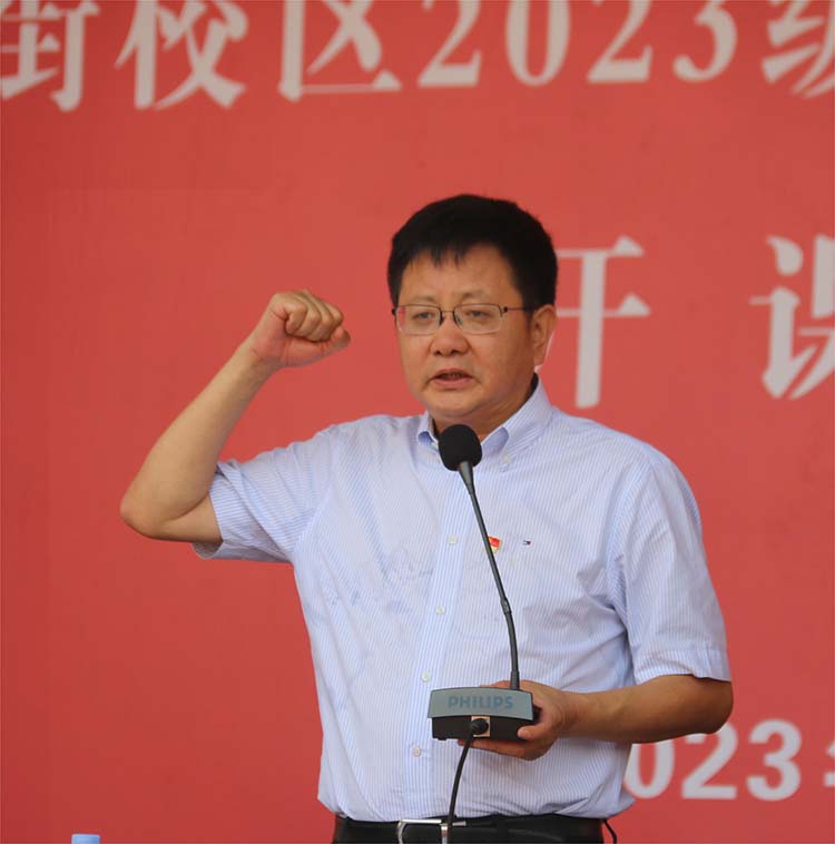 图片8：郑州中学党委书记高正起领读郑州中学誓词.jpg