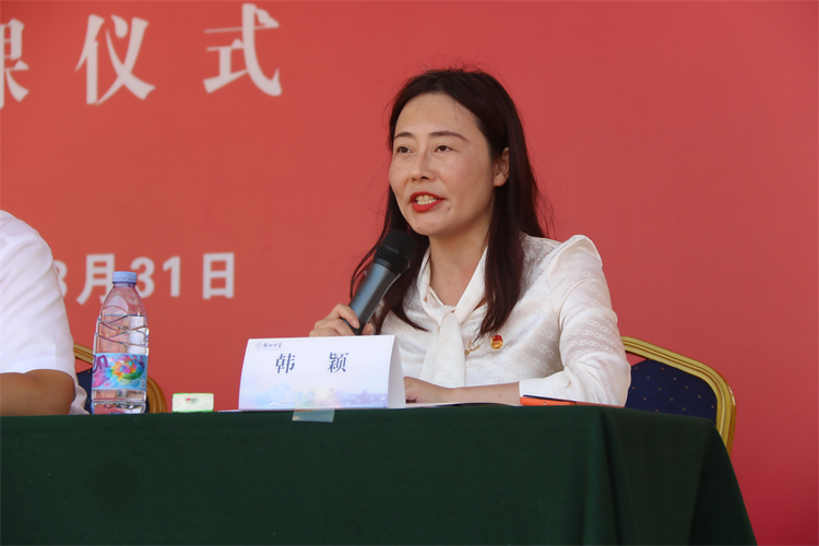 图片9：郑州中学副校长韩颖宣读优秀方阵、优秀标兵名单.JPG
