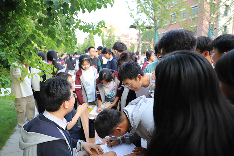 图片2：学生热情报名.JPG