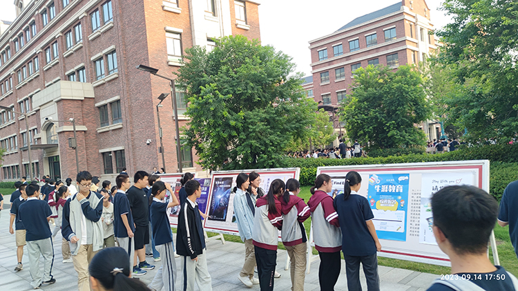 图片16：同学们驻足观看校本课程宣传海报.jpg