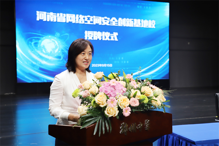 图片4：郑州中学校长李兰发言.JPG