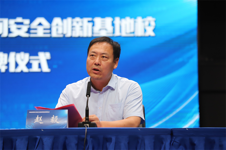 图片2：高新区党工委委员、管委会副主任赵毅主持仪式.JPG