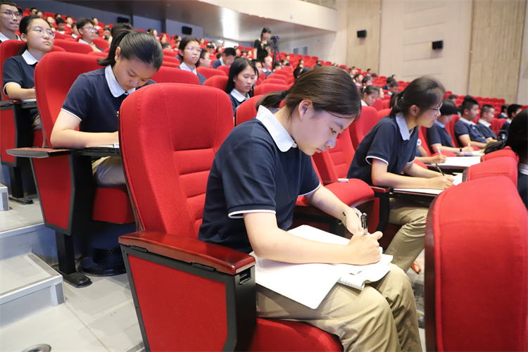 图片7.2：学生认真聆听.JPG