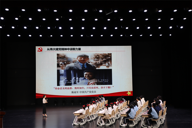 【图7：教师课堂展示大学教师陈曦】.JPG