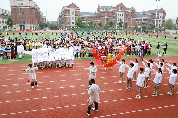 图片22：高二3班抖空竹.JPG