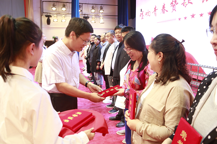 图片14：张迎宾主任家长志愿者颁奖.JPG