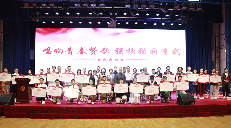 图片15：校领导与获奖班级及家长志愿者合影留念.jpg