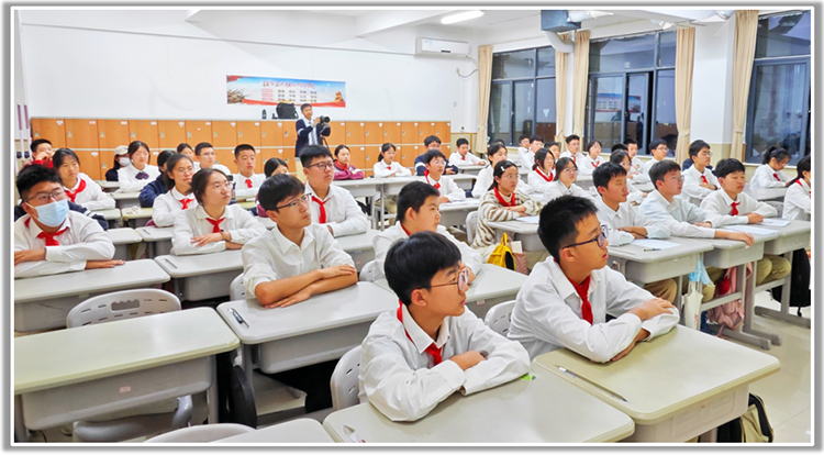 图片2八年级学生认真聆听“我家的人世间故事”.png