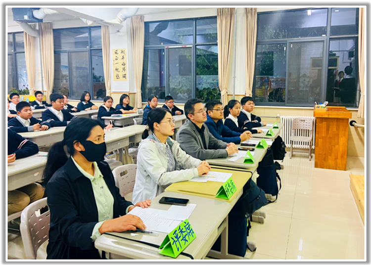 图片3：家委代表担任评委现场观看打分.png