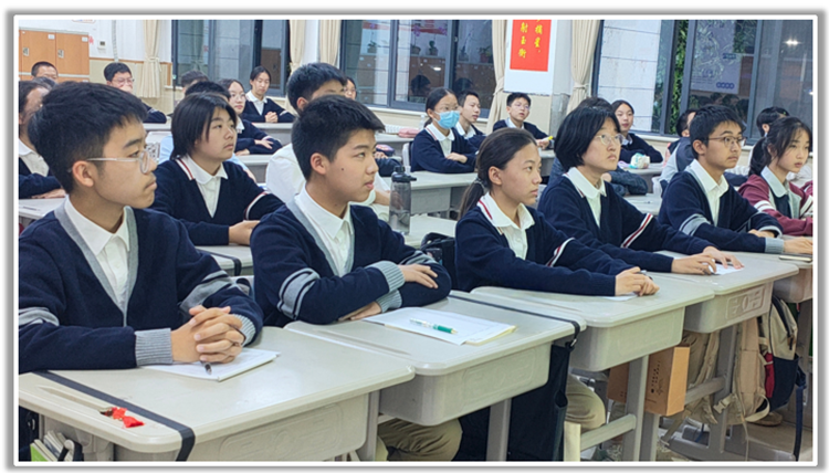 图片4：班干部团队担任评委现场观看打分.png
