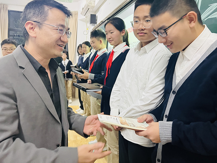 图片13：家长为最美家风少年颁奖.jpg