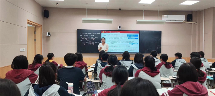 图一：高三政治组刘梦老师授课.jpg