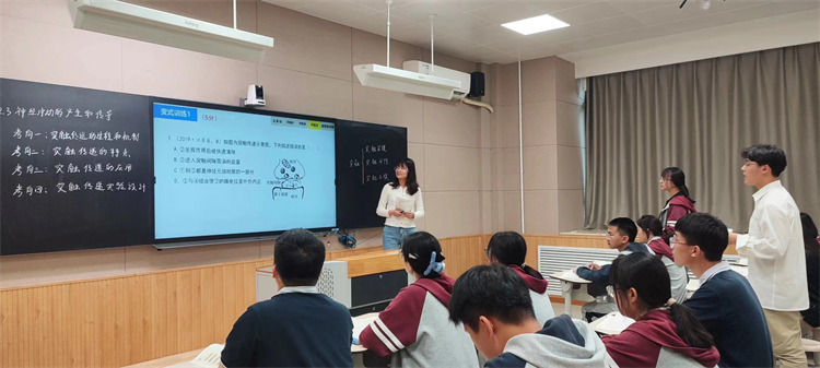 图三：高三生物组刘莹老师授课.jpg