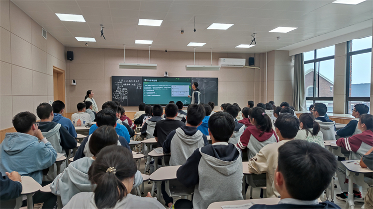 图四：高三物理组张绡淑老师授课.jpg