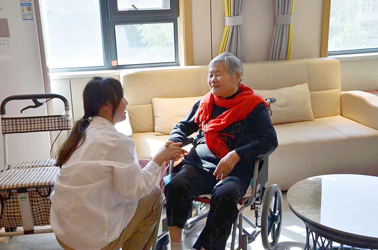图片4：志愿者们与老人亲切交流2.jpg